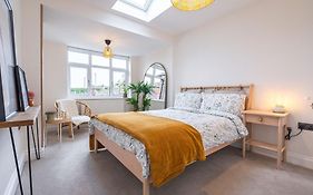 Nature Inspired Bungalow With 3 Rooms - 10 Mins From Manchester Airport